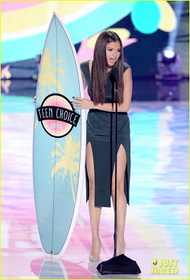 selena-gomez-teen-choice-awards-2013-red-carpet-03